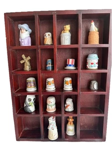 Vitrina de dedales vintage con dedales madera marrón lote único de 17 - Imagen 1 de 8