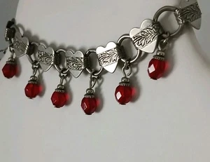 Brazalete corazón flor en relieve tono plata 1928 facetado cuentas rojas cuelga 7"-8" - Imagen 1 de 10