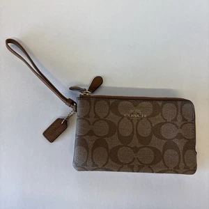 Bracciale COACH Doppio Angolo Zip Firma Marrone Cachi con Charm Classico PULITO - Foto 1 di 8