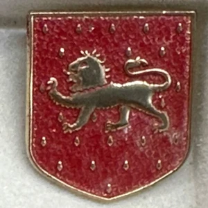 Familienwappen Löwe und Punkte auf roter Emaille Vintage Heftnadel T-6805 - Bild 1 von 1