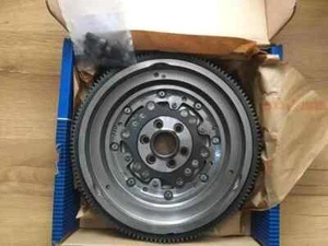 DUAL MASS FLYWHEEL WET CLUTCH TRANSPORTER CARAVELLE TDi 03L105266DQ 03L105266AM - Picture 1 of 4