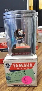 2 NEW GENUINE OEM YAMAHA 1973-1975 RD250 PISTONS .5 OVERSIZED 361-11636-03-00 - Bild 1 von 1