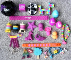 Smiggle BULK LOT 28pcs Charms Stamps Puzzle Snakes Erasers Flip Ball Keychain - Picture 1 of 6