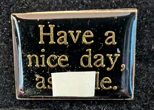 Spilla cappello smaltata vintage "Have a nice day, A**hole" misura 3/4" alta x 1" larga - Foto 1 di 1