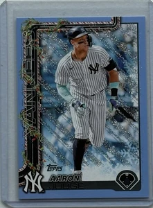 2025 Topps Holiday Aaron Judge Light Blue & White Glitter Holiday #H161 Yankees - Bild 1 von 2