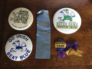 Lotto nastro bottoni pinback blu Notre Dame Fightin' Irish Rovers Go Irish Beat - Foto 1 di 2