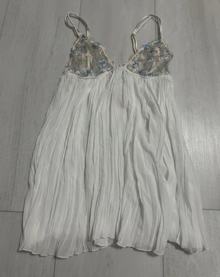 NWT Victoria’s Secret Lingerie Cami White Sz S Embroidered Floral Pink Blue Gold - Imagem 1 de 4