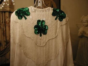 CHAL DE TRÉBOL ENVOLVENTE ST PATRICK'S DAY LENTEJUELAS BRILLANTE REGALO IRLANDÉS NUEVO BLANCO - Imagen 1 de 3