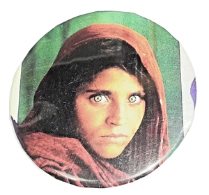 AFGHAN GIRL National Geographic 2002 famous image pinback button - excellent - Picture 1 of 2