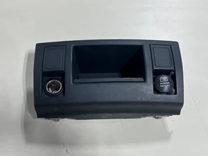 99-04 Jeep Grand Cherokee Bisel de tablero central Bandeja de almacenamiento inferior Borde Negro 12v - Imagen 1 de 4