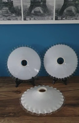 3 Anciens abat-jour en opaline blanche dentelée lustre monte et baisse années 50 - Photo 1/4