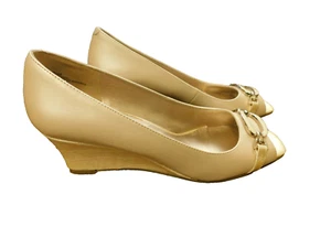 Bandolino Fancy Ivory Metallic Embossed 2" wedge heel Enamel Buckle sz 7.5 EUC - Picture 1 of 8