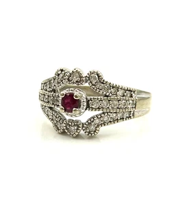 Anello in oro bianco 14 kt con rubini rossi naturali e diamanti cuore misura 6,75 FZZ - Foto 1 di 6