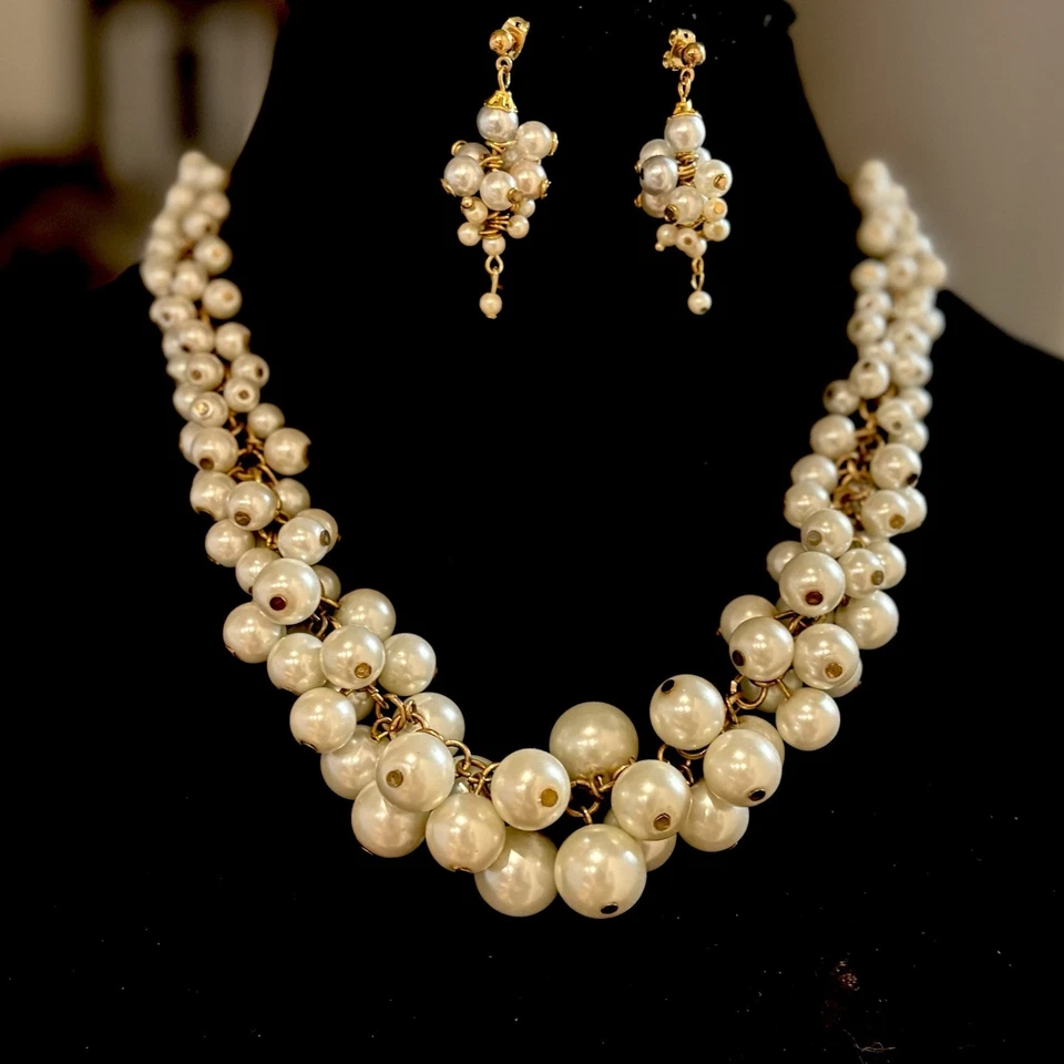 Collar y pendientes con racimo de perlas de vidrio blanco graduados blancos y dorados Foto 1 de 4