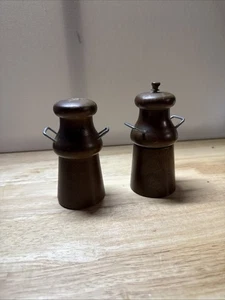 vintage wooden salt and pepper shakers - Picture 1 of 6