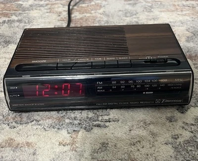 Emerson RED 5521A Alarm Digital Clock Radio AM FM Wood Grain Poor Condition - Image 1 of 4