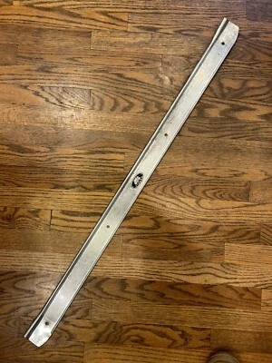 Placa de desgaste del umbral de la puerta OEM de Fisher para Chevy Nova/Impala 1962-1967 Foto 1 de 4