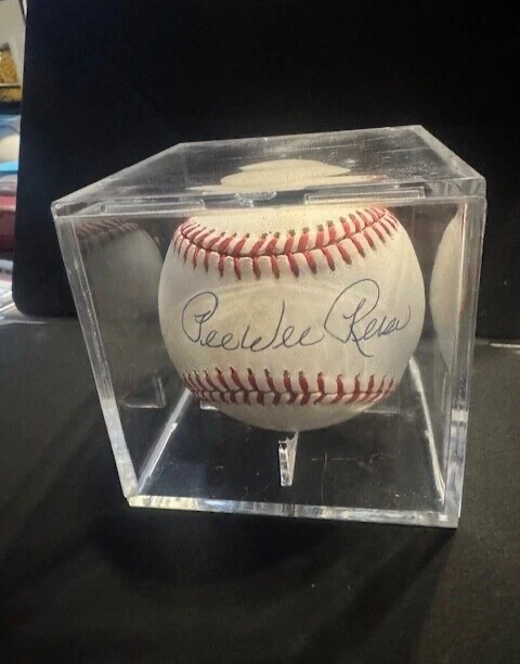 Béisbol firmado por Pee Wee Reese Dodgers en estuche Foto 1 de 4