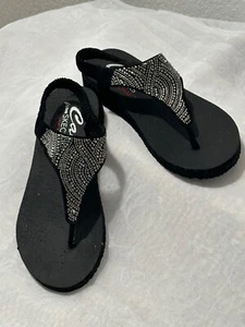 Cali von Skechers Yoga-Foan Gr. 6 kristallbedeckter, zurückschleudernder Tanga. - Bild 1 von 7