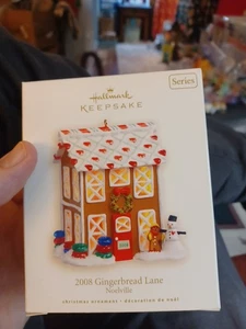 Hallmark 2008 Noelville #3 Series Gingerbread Lane adorno de recuerdo de Navidad - Imagen 1 de 10