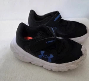 Zapatilla deportiva Under Armour Surge RN negra/azul para niños pequeños - talla 6K - Imagen 1 de 6