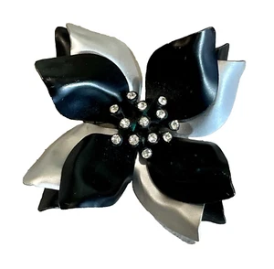 Spilla spilla fiore color nero e argento anni 70 centro strass - Foto 1 di 3