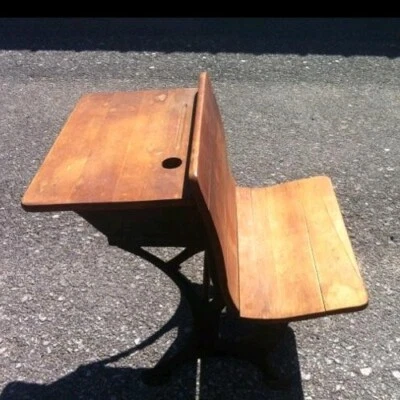 Escritorio escolar infantil antiguo de madera y hierro fundido años 20 Foto 1 de 4