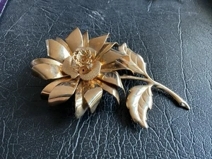 Vintage Gold Tone Flower Brooch - Picture 1 of 5