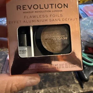 Revolution Makeup Flawless Foils Primer Eye Foil Shadow *OVERCOME* Golden Brown - Picture 1 of 6
