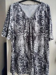 Ladies black animal print top size 4 XL - Picture 1 of 4