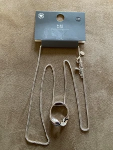 M&S lange silberfarbene Halskette mit Kreis Welle Anhänger UVP £15 neu mit Etikett - Bild 1 von 4