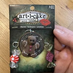 Art i Cake von Amy Labbe Charms — Lebkuchenmann, neuwertig verpackt, Süßigkeiten. - Bild 1 von 6