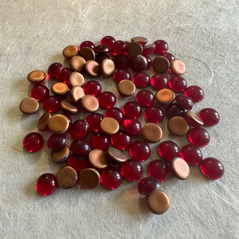 B337 Vintage glass cabochons 7mm siam ruby round gold foiled (72) - Image 1 of 1