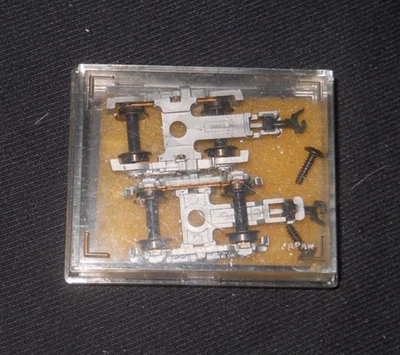 Пара современных серебристых 4-колесных легковых автомобилей грузовиков N Kato No11-0602 - Изображение 1 из 2