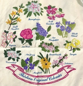 "Almohada bordada vintage Trece Colonias crewel AVON cosida a mano cuadrada de 14""" - Imagen 1 de 9