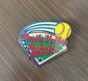 Cappello softball Bonita Valley Fastpitch spilla tono argento smalto diamante bavero - Foto 1 di 5