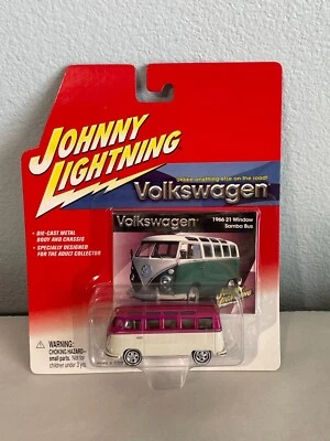 Johnny Lightning 1966 VOLKSWAGEN 21 VENTANAS SAMBA BUS Diecast Rosa y Blanco Difícil de Encontrar Foto 1 de 4