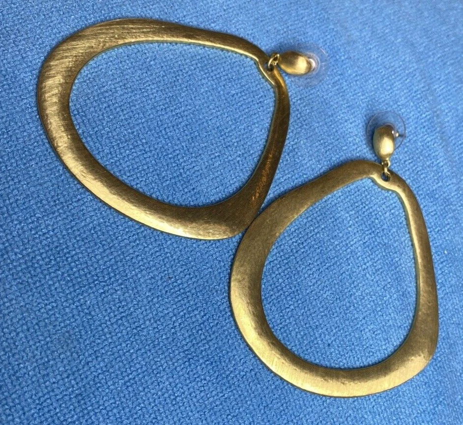 Pendientes colgantes Glow by Sheila Fajl Tailandia firmados/tono dorado cepillado/década de 1990 Foto 1 de 4