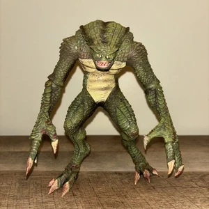 Hunter Figure Resident Evil Neca Capcom 2007 Missing One Finger READ - Picture 1 of 8