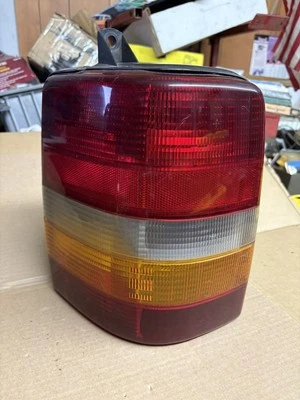 Luz trasera izquierda lado del conductor Jeep Grand Cherokee 1993-1998 OEM LH Foto 1 de 4