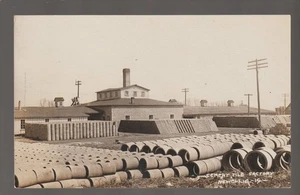 Newell IOWA RPPC c1910 FABBRICA DI PIASTRELLE DI CEMENTO mattone nr Storm Lake Fonda Pomeroy IA - Foto 1 di 2