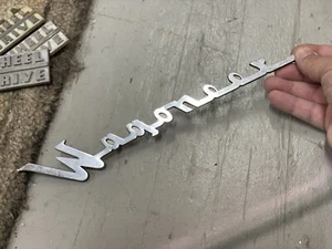 VINTAGE EARLY JEEP WAGONEER CHROME EMBLEM # 961385 S - Damaged / For Repair - Picture 1 of 7