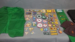 Vintage Pfadfinderin & Brownie Schärpen, Westen, Abzeichen, Stifte & Patches Menge - 60+ Stück - Bild 1 von 10