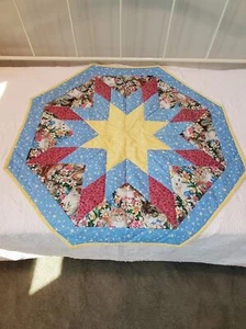 VINTAGE HANDGEFERTIGTE ACHTECKIGE STEPPDECKE TISCHAUFLAGE TEPPICH STERNMUSTER KATZEN COTTAGECORE  - Bild 1 von 11