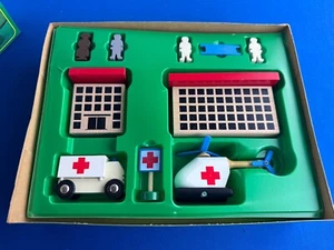 Brio HOSPITAL #33240 (1988) Holzeisenbahn NEU IN BOX SUPER SELTEN komplett! - Bild 1 von 10