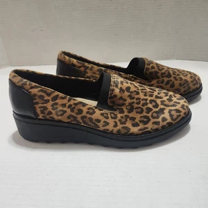 Damen-Slipper 8 M Clarks Sharon Dolly dunkelbraun Wildleder Leopard Keilabsatz Halbschuhe - Bild 1 von 8