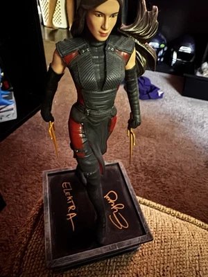 Estatua de Elektra firmada por Elodie Yung serie de Netflix Foto 1 de 2