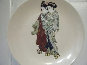 SCHÖNE 10 ZOLL PORZELLANTELLER GEISHA DAMEN KOMMT MIT HOLZSTÄNDER - Bild 1 von 24