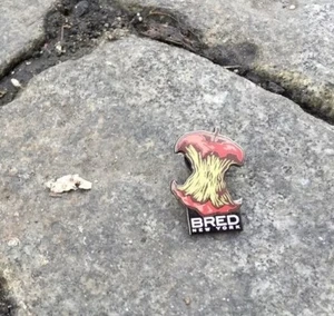 Pintrill X BRED New York Collab City Big Apple NYC Enamel Pin Kith Supreme Nike - Imagen 1 de 2