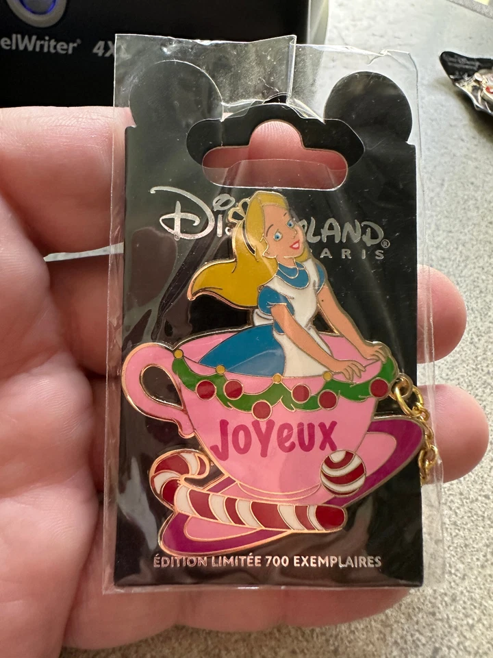 PIN DISNEY ALICIA EN EL PAÍS DE LAS MARAVILLAS JOYEUX NOEL 2020 142368 BASTÓN DE CARAMELO EN TAZA DE TÉ LOCO Foto 1 de 1